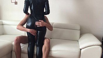 play La puta vestida de látex hace una mamada y tiene sexo anal duro