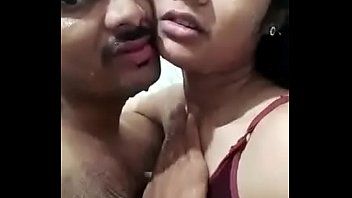 play Xxx Indiaan met twee amateurs die zijn tong in zijn keel steken voor de seks