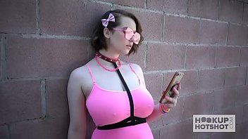 play Adolescente de coño con grandes tetas mete una polla hasta el fondo de su garganta y es penetrada
