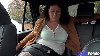 play Gros sexe de milf dans la voiture pour de l'argent