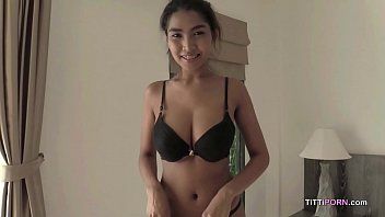play L'asiatique de 17 ans nous montre ses seins et sa chatte