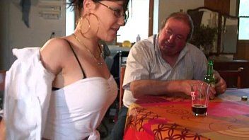 Jouer Mature prend le sexe oral et a des relations sexuelles avec plusieurs hommes