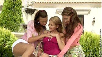 Reproducir Tres lesbianas xxx se dan la lengua en el coño