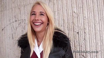 play Ella quiere tener sexo por dinero con chicos superdotados y una perra