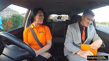 play Xxx im Auto mit einer brünetten Frau mit großen Titten