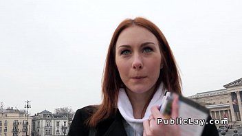 play Pijpbeurt in een taxi met een jonge vrouw met grote tieten